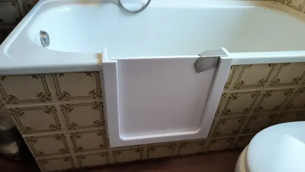 Badewanne mit seitlicher Einstiegstür für barrierefreies und sicheres Baden im Bad.